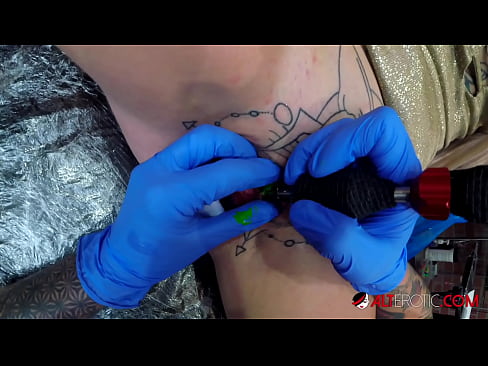 ❤️ Extremt tatuerade snyggingen Sully Savage fick en tatuering på sin klitoris Fuckingvideo at sv.porn-milf-300.ru ﹏